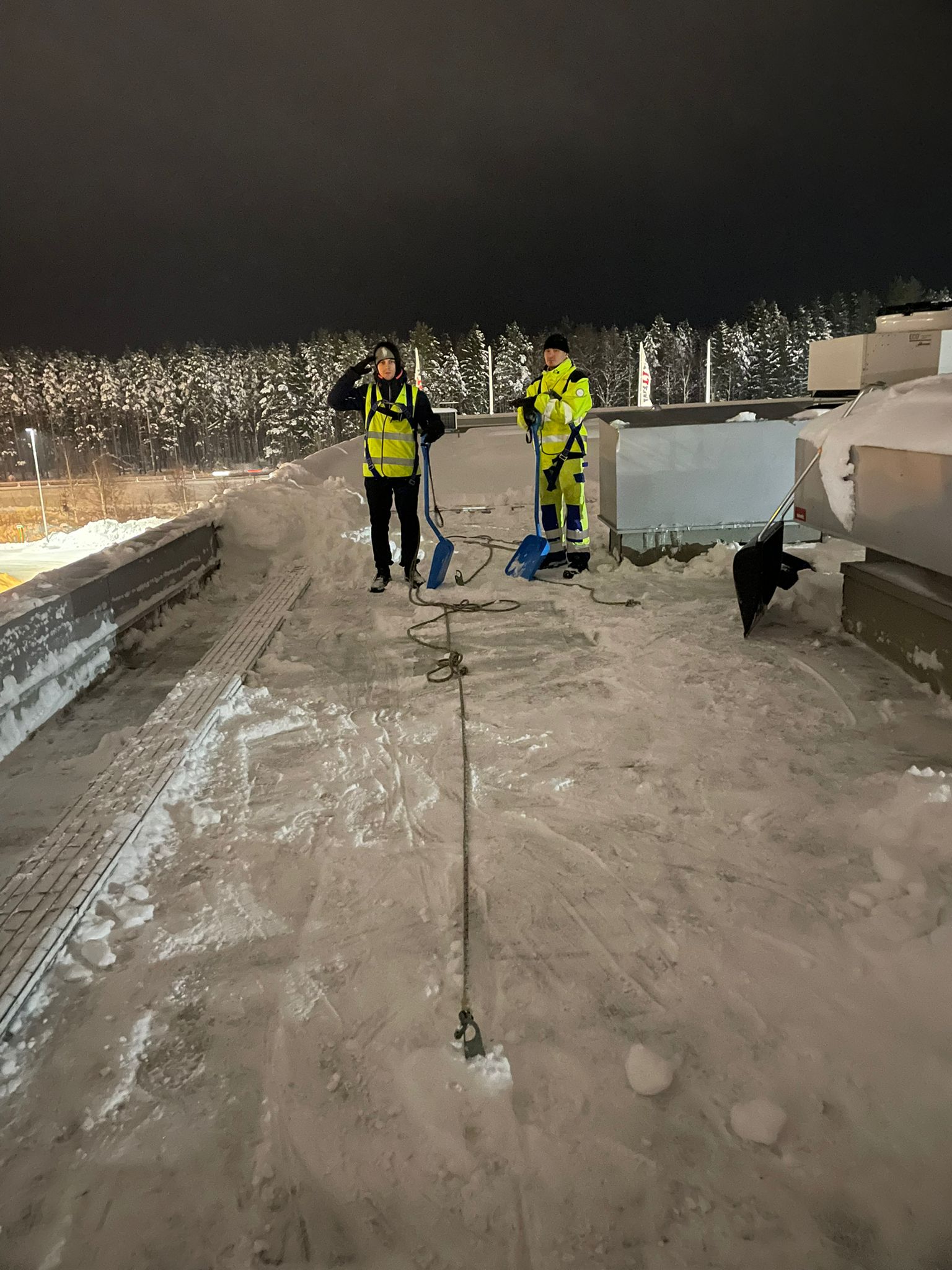 Tunga snölaster på taket — varför säker snöskottning behövs